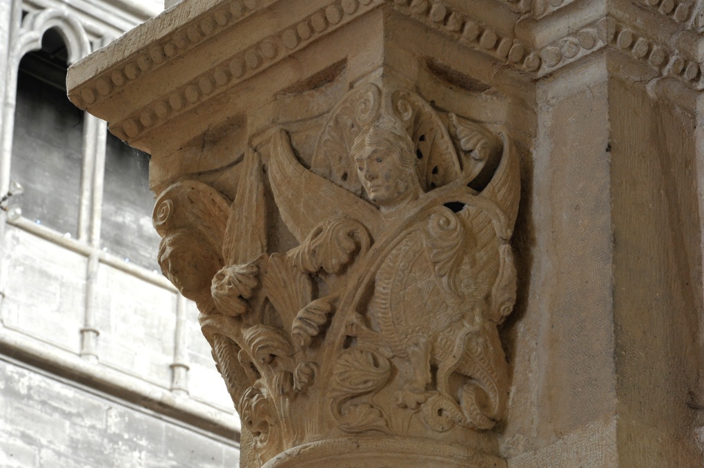 Chalon-sur-Saône - Cathédrale Saint-Vincent - Chapiteau de la nef : hybrides dans les feuillages