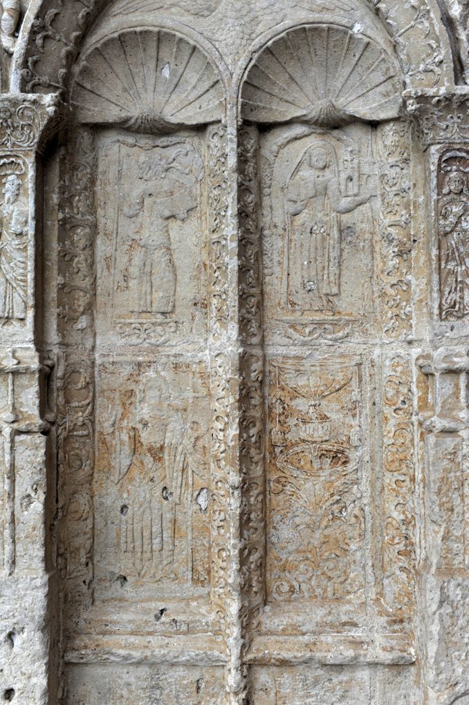 Clamecy - Collégiale Saint-Martin (XIIIe-XVIe siècle) : soubassements du portail (XVIe siècle)